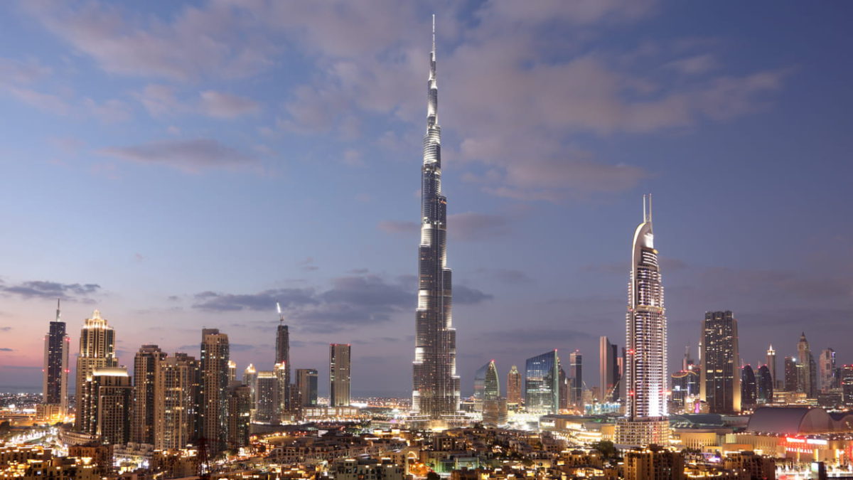 El Burj Khalifa y el centro de Dubai al atardecer. (typhoonski vía iStock by Getty Images)