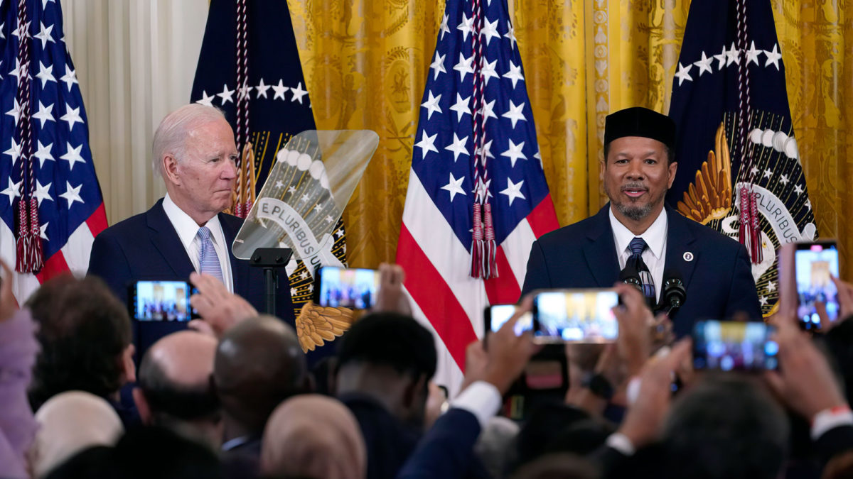 El presidente Joe Biden, a la izquierda, escucha mientras Talib M. Shareef, a la derecha, presidente e imán de la histórica Mezquita de la Nación, Masjid Muhammad en Washington, habla durante una recepción para celebrar el Eid al-Fitr en el Salón Este de la Casa Blanca en Washington, el lunes 2 de mayo de 2022. (AP Photo/Susan Walsh)