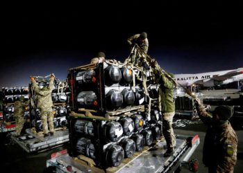 Miembros del servicio ucraniano desempacan misiles antitanque Javelin, entregados por avión como parte del paquete de apoyo militar de Estados Unidos a Ucrania