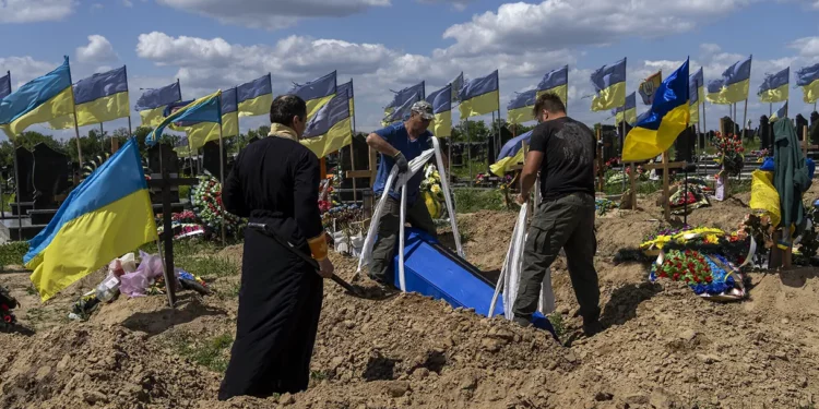 Ucrania dice que se han descubierto 200 cuerpos en descomposición en el sótano de Mariupol