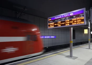 Un limpiador encuentra un cheque de 1 millón de NIS en la estación de tren de Jerusalén