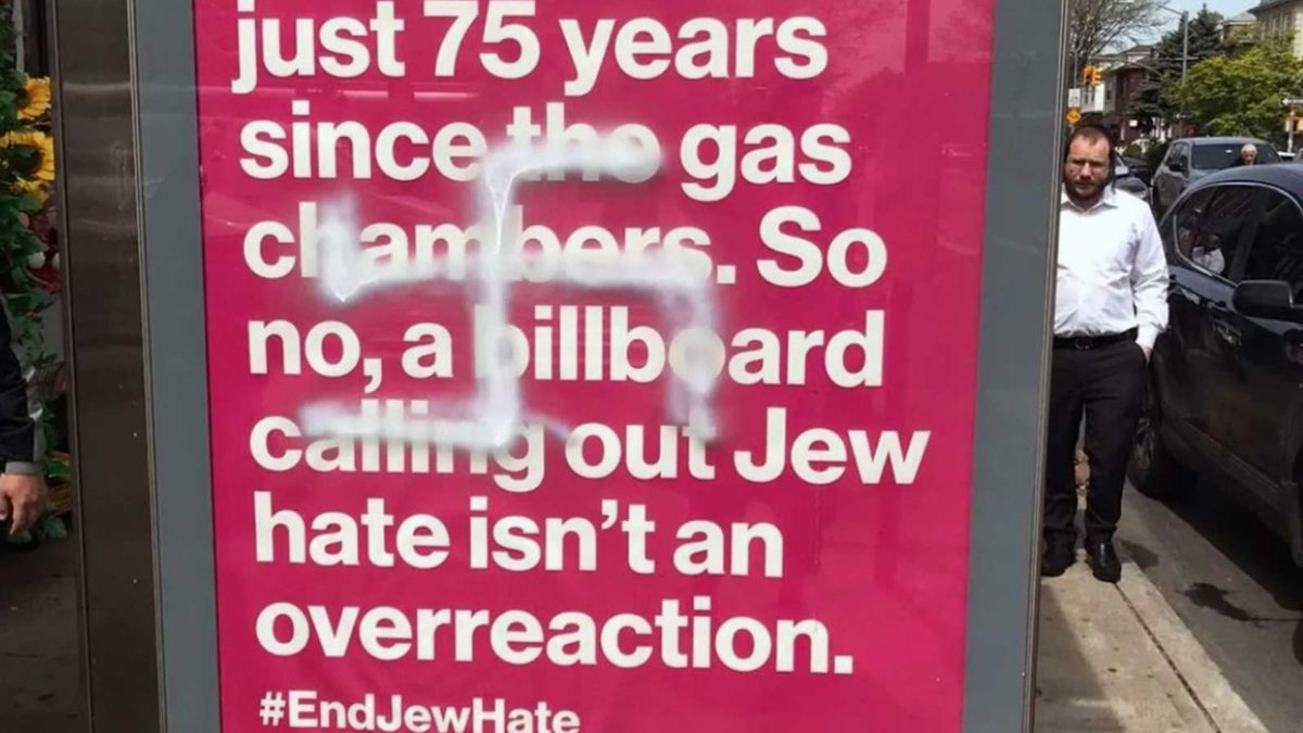 La policía de Nueva York busca al autor de esvástica en anuncio sobre el Holocausto