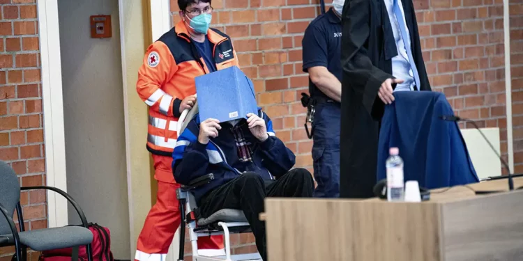 Foto de archivo muestra al acusado llegando a la continuación del juicio del Tribunal Regional de Neuruppin, el 16 de mayo de 2022. (Fabian Sommer/dpa vía AP)