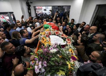 Antes del funeral de la periodista de Al Jazeera, la policía convoca a su hermano a la comisaría