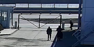 Vídeo muestra a soldados rusos disparando a civiles ucranianos por la espalda
