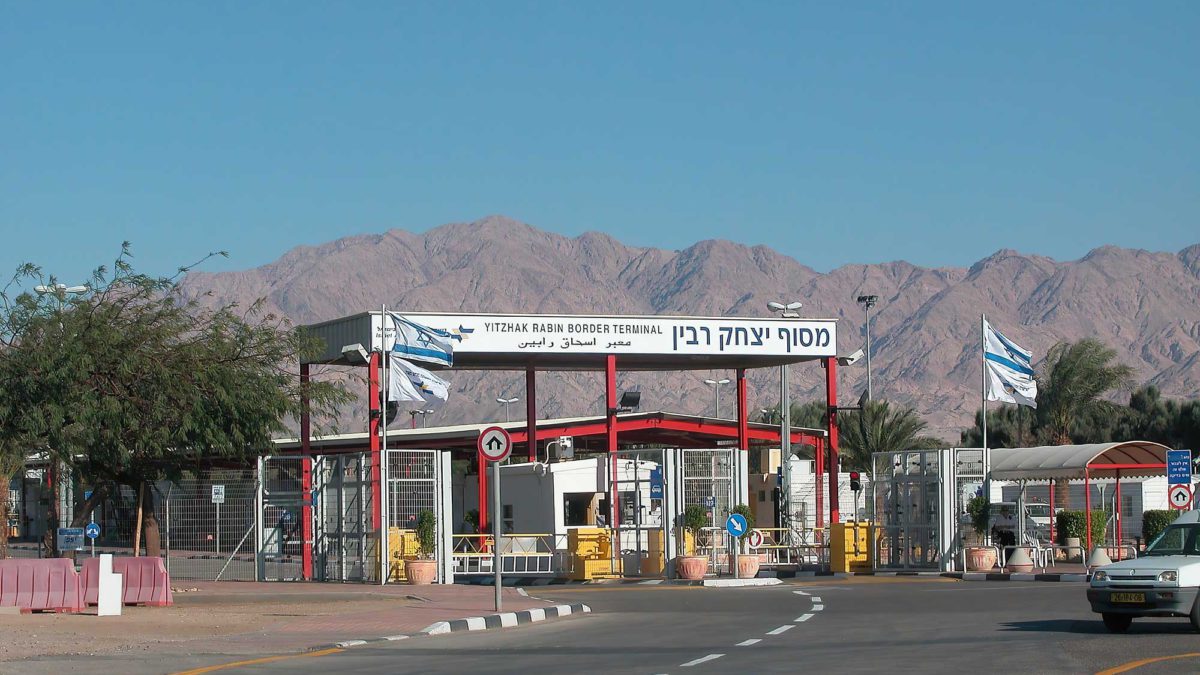 Se prohíbe la entrada a Jordania a israelíes por llevar tefilín en el equipaje