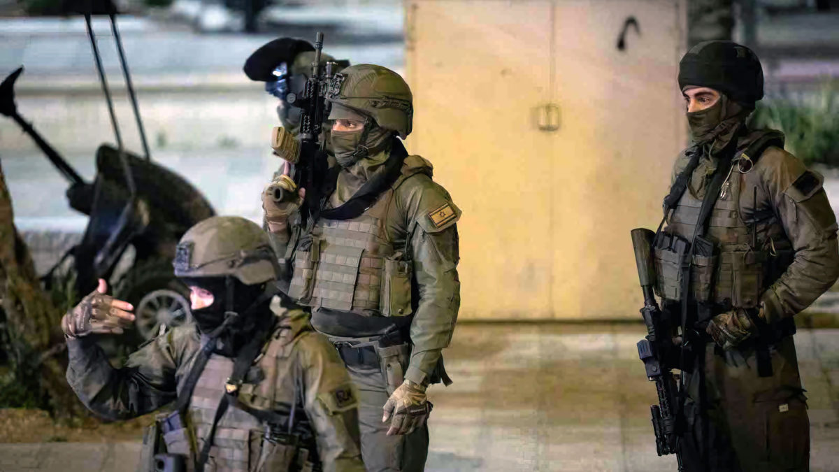 Fuerzas especiales de la policía en el lugar de un ataque terrorista, en la Puerta de Damasco de la Ciudad Vieja de Jerusalén, el 8 de mayo de 2022. (Yonatan Sindel/Flash90)