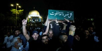 Funeral de un islamista en el Monte del Templo provoca enfrentamientos: palestinos intentan arrollar a policías israelíes
