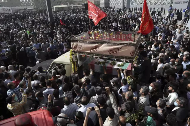 Masivo funeral del coronel del CGRI de Irán al grito de ¡Muerte a Israel!
