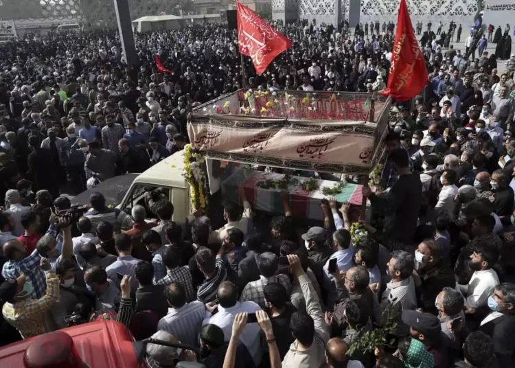 Masivo funeral del coronel del CGRI de Irán al grito de ¡Muerte a Israel!