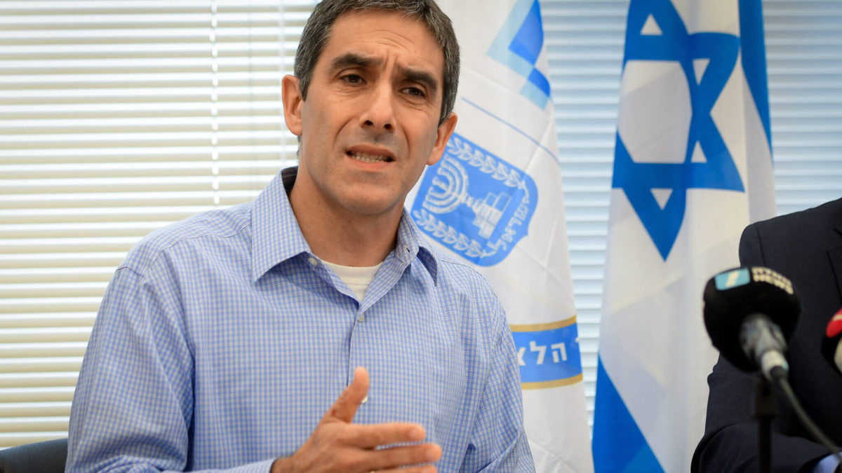 El General de Brigada. (retirado) Gaby Portnoy, director general de la Dirección Cibernética Nacional de Israel, celebra una rueda de prensa con el ministro de Comunicaciones Yoaz Hendel (no se ve) en Tel Aviv, el 2 de mayo de 2022. (Avshalom Sassoni/Flash90)
