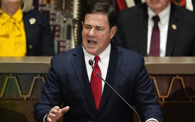 En esta foto del 10 de enero de 2022, el gobernador republicano de Arizona, Doug Ducey, pronuncia su discurso sobre el estado del estado en el Capitolio de Arizona, en Phoenix. (AP Photo/Ross D. Franklin)