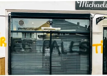 Una cafetería londinense de propiedad israelí es vandalizada con pintas de “Palestina libre”