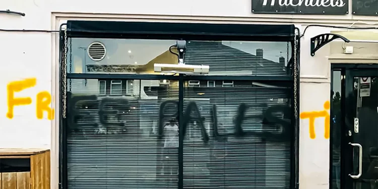 Una cafetería londinense de propiedad israelí es vandalizada con pintas de “Palestina libre”