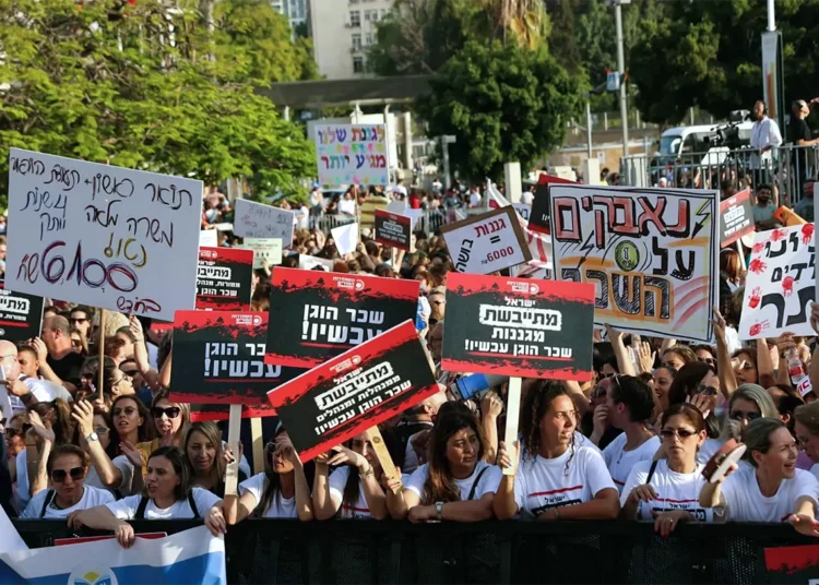 Los profesores protestan en Tel Aviv por el aumento de sus salarios