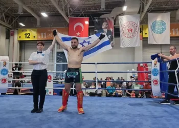 El kickboxer israelí Loai Sakas tras ganar el campeonato mundial en Turquía, el 18 de mayo de 2022. (Asociación de Kickboxing de Israel)