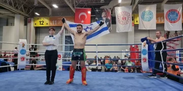 El kickboxer israelí Loai Sakas tras ganar el campeonato mundial en Turquía, el 18 de mayo de 2022. (Asociación de Kickboxing de Israel)
