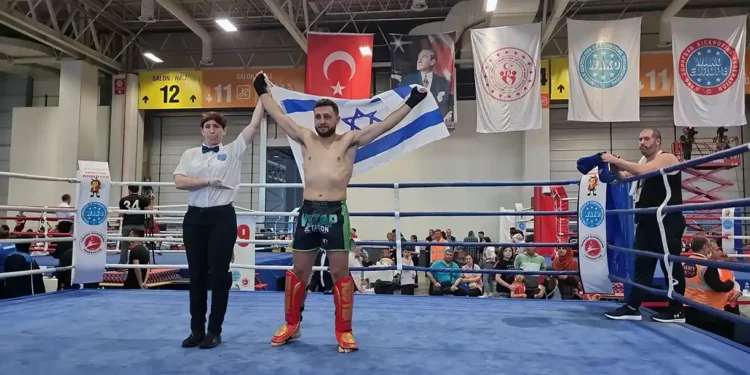 El kickboxer israelí Loai Sakas tras ganar el campeonato mundial en Turquía, el 18 de mayo de 2022. (Asociación de Kickboxing de Israel)
