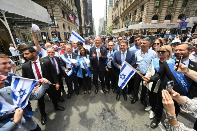 El ministro de Defensa, Benny Gantz, la ministra de Inmigración y Absorción, Pnina Tamano-Shata, y el ministro de la Diáspora, Nachman Shai, marchan en el desfile Celebrate Israel en Manhattan el 22 de mayo de 2022. (Ariel Hermoni/Ministerio de Defensa)