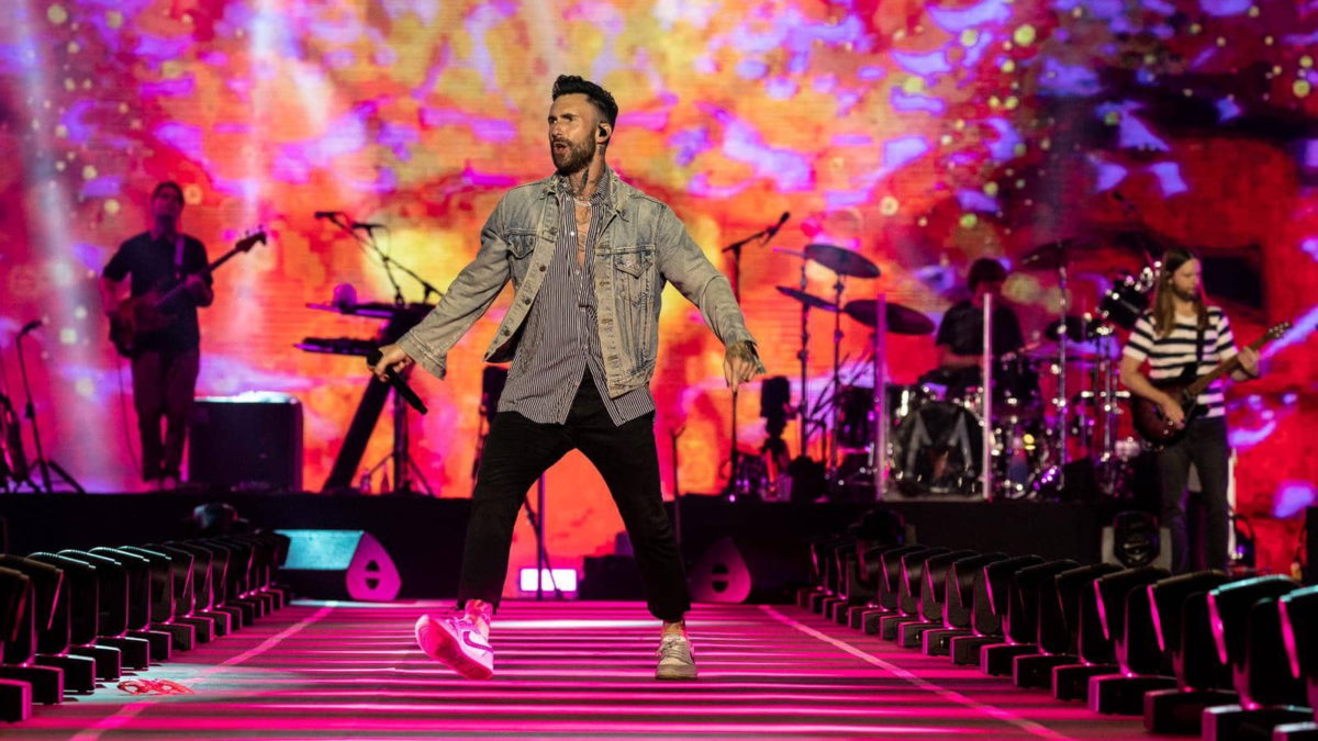 Maroon 5 muestra su amor al público de Tel Aviv en el primero de sus dos conciertos