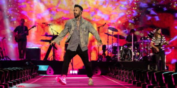 Maroon 5 muestra su amor al público de Tel Aviv en el primero de sus dos conciertos