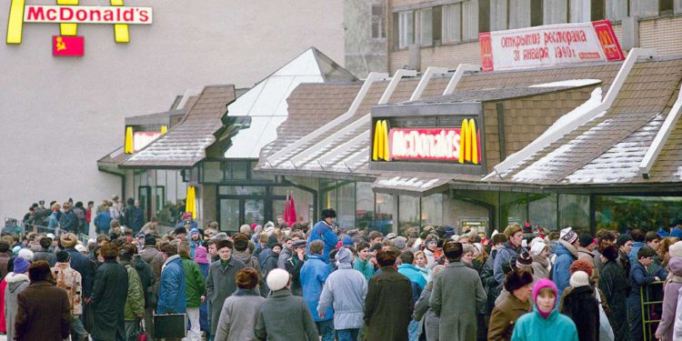Cientos de soviéticos y casi otros tantos corresponsales se agolpan alrededor del primer McDonald's de la Unión Soviética el día de su inauguración en Moscú, el 31 de enero de 1990. (AP Photo/Rudi Blaha, Archivo)