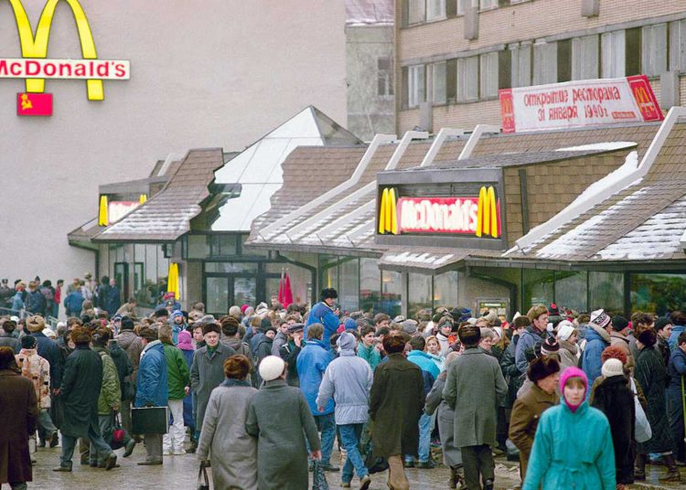 Cientos de soviéticos y casi otros tantos corresponsales se agolpan alrededor del primer McDonald's de la Unión Soviética el día de su inauguración en Moscú, el 31 de enero de 1990. (AP Photo/Rudi Blaha, Archivo)