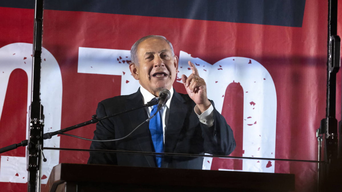 El ex PM Benjamin Netanyahu habla en un mitin de la derecha en Jerusalén el 6 de abril de 2022. (Olivier Fitoussi/ FLASH90)