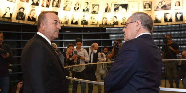 El ministro turco de Asuntos Exteriores en visita a Yad Vashem pide que se erradique el antisemitismo