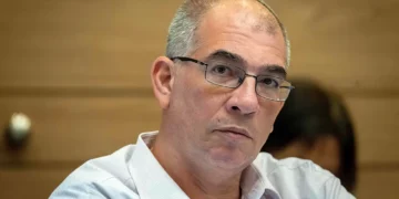 Gobierno sigue en la cuerda floja: Tras el regreso de Zoabi de Meretz, el legislador Nir Orbach de Yamina amenaza con abandonar la coalición