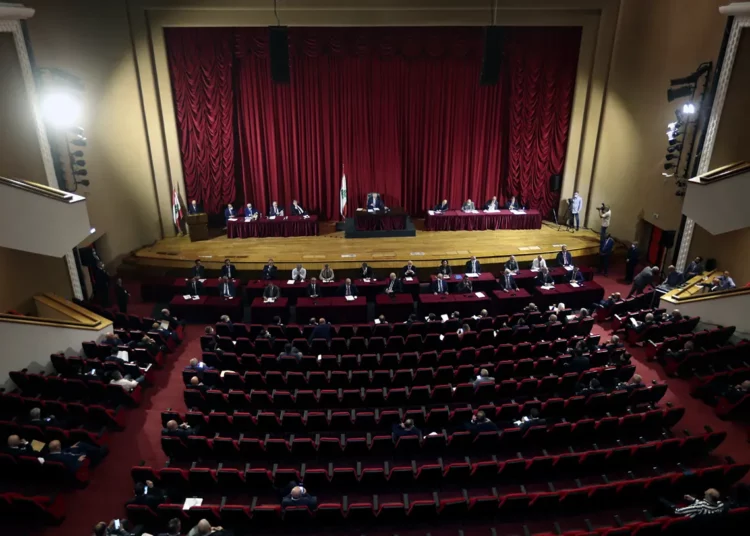 El Parlamento libanés, recién elegido y dividido, celebra su primera sesión