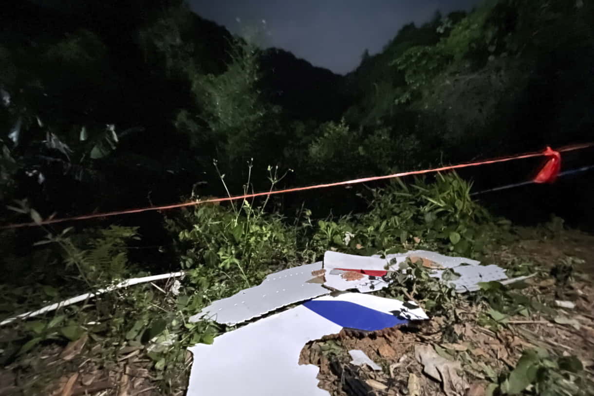En esta foto publicada por la Agencia de Noticias Xinhua de China, los restos se ven en el lugar de un accidente de avión en el condado de Tengxian, en la región autónoma de Guangxi Zhuang del sur de China, el martes 22 de marzo de 2022. (Zhou Hua/Xinhua vía AP)