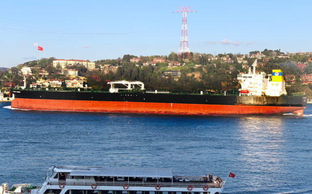 El petrolero de bandera griega Prudent Warrior, uno de los barcos incautados por Irán, se ve mientras navega frente a Estambul, Turquía, el 19 de abril de 2019. (Dursun Çam vía AP)