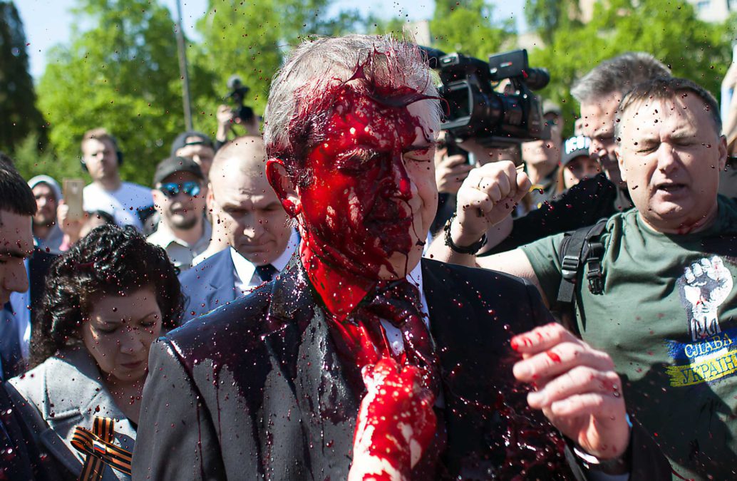 Activistas contra la guerra lanzan pintura roja al embajador ruso en Polonia