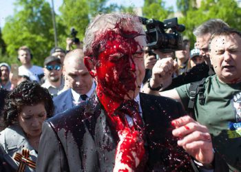 Activistas contra la guerra lanzan pintura roja al embajador ruso en Polonia
