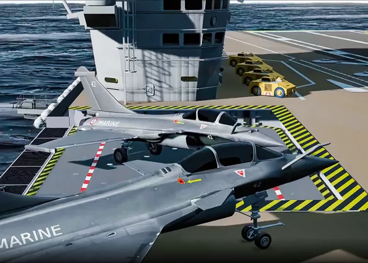 El nuevo portaaviones de Francia se lanza a la alta mar en una simulación