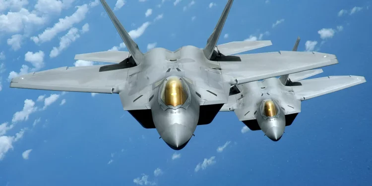 ¿Puede China derribar el caza furtivo F-22 Raptor?