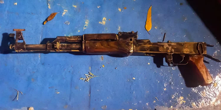 Un pescador engancha un fusil probablemente utilizado por un soldado sirio en la Guerra de los Seis Días