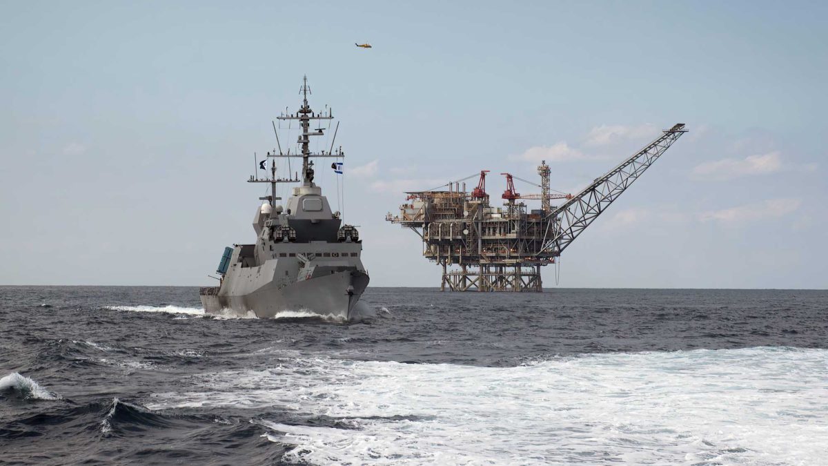 Una corbeta Sa'ar 5 de la Marina israelí defiende una plataforma de extracción de gas natural frente a la costa de Israel, en una fotografía sin fecha. (Fuerzas de Defensa de Israel)