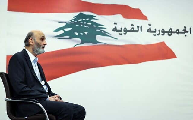 Samir Geagea, líder del partido Fuerzas Libanesas Cristianas, habla con un periodista de la AFP durante una entrevista en su residencia en Maarab, al norte de la capital Beirut, el 20 de mayo de 2022. (Joesph Eid/AFP)