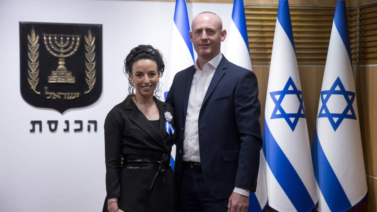 Yamina MK Idit Silman llega con su marido Shmulik para la ceremonia de juramento de la 24ª Knesset en Jerusalén, el 6 de abril de 2021. (Olivier Fitoussi/Flash90)