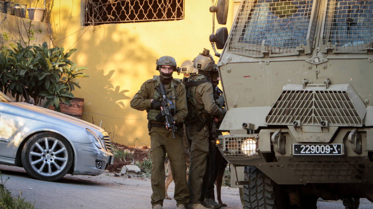 Soldados israelíes durante una redada en el pueblo de Salem, al este de la ciudad de Nablus, en Judea y Samaria, el 20 de abril de 2022. (Nasser Ishtayeh/Flash90)