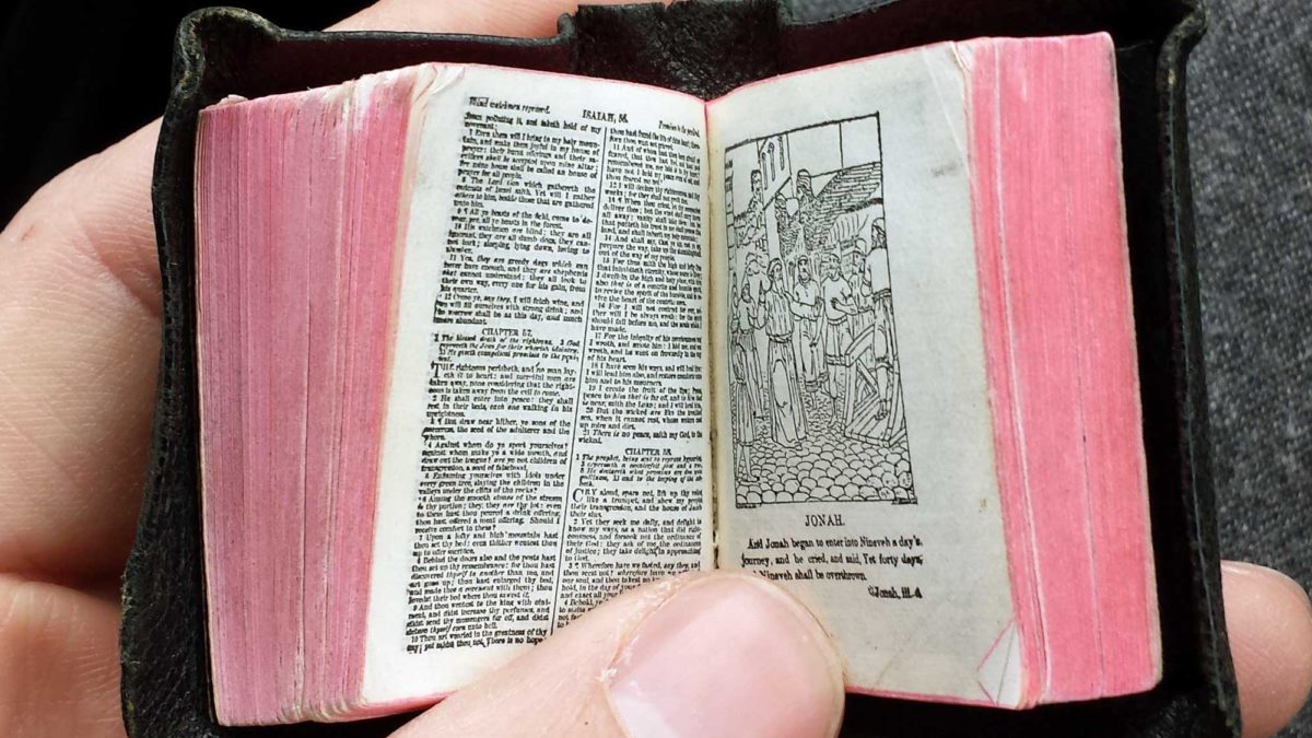Biblia del tamaño de una moneda descubierta en una biblioteca británica