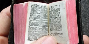 Biblia del tamaño de una moneda descubierta en una biblioteca británica