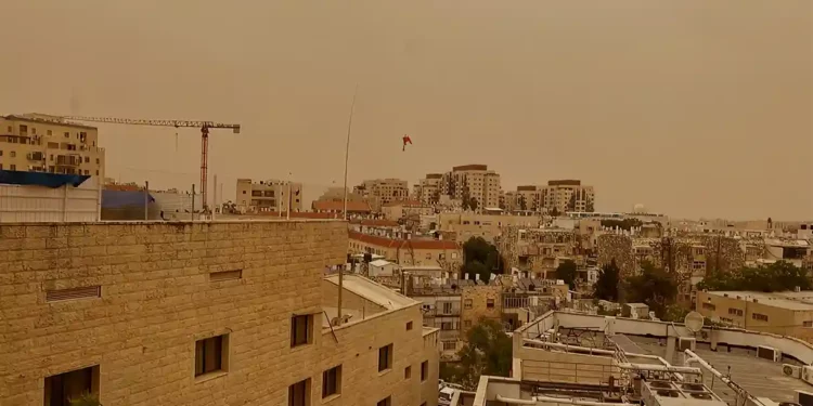 Tormenta de polvo cubre Jerusalén de arena por segunda vez en un mes