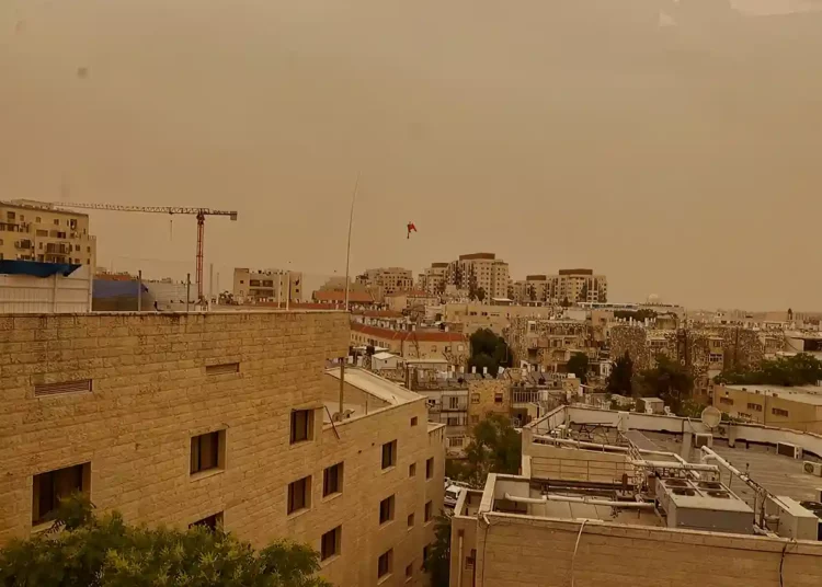 Tormenta de polvo cubre Jerusalén de arena por segunda vez en un mes