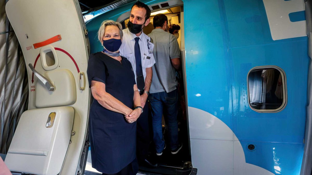 Israel dice que va a suprimir el mandato de las máscaras en los vuelos