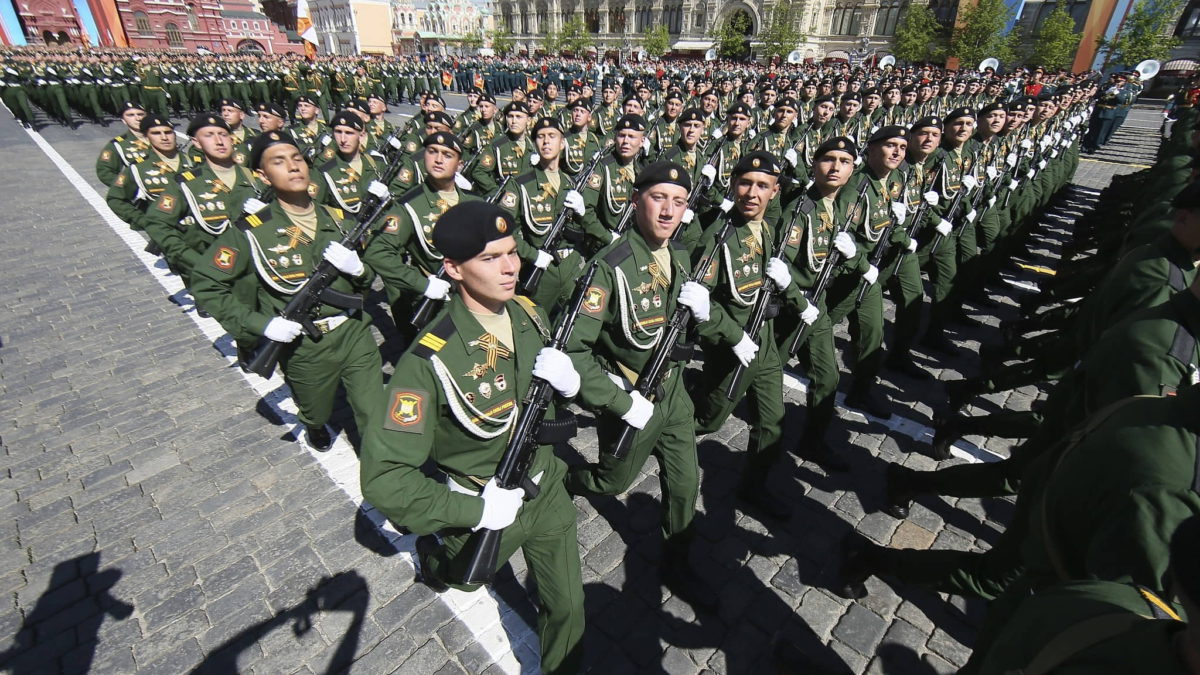 Tropas rusas marchan durante el desfile militar del Día de la Victoria para celebrar los 73 años del final de la Segunda Guerra Mundial y la derrota de la Alemania nazi, en Moscú, Rusia, el 9 de mayo de 2018. (Maxim Shipenkov/Pool Photo vía AP)