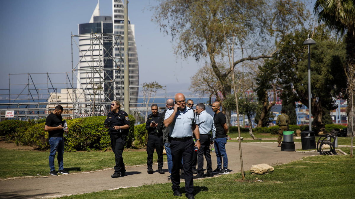 Agentes de policía en el lugar de un presunto apuñalamiento terrorista en Haifa, el 15 de abril de 2022. (Shir Torem/Flash90)