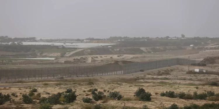 Fuerzas de Defensa de Israel capturan a 2 gazatíes armados con granadas y cuchillos en la frontera